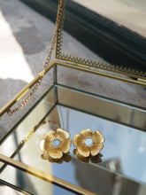 Charger l&#39;image dans la galerie, Boucles d&#39;oreilles clips fleurs  IKUO Paris
